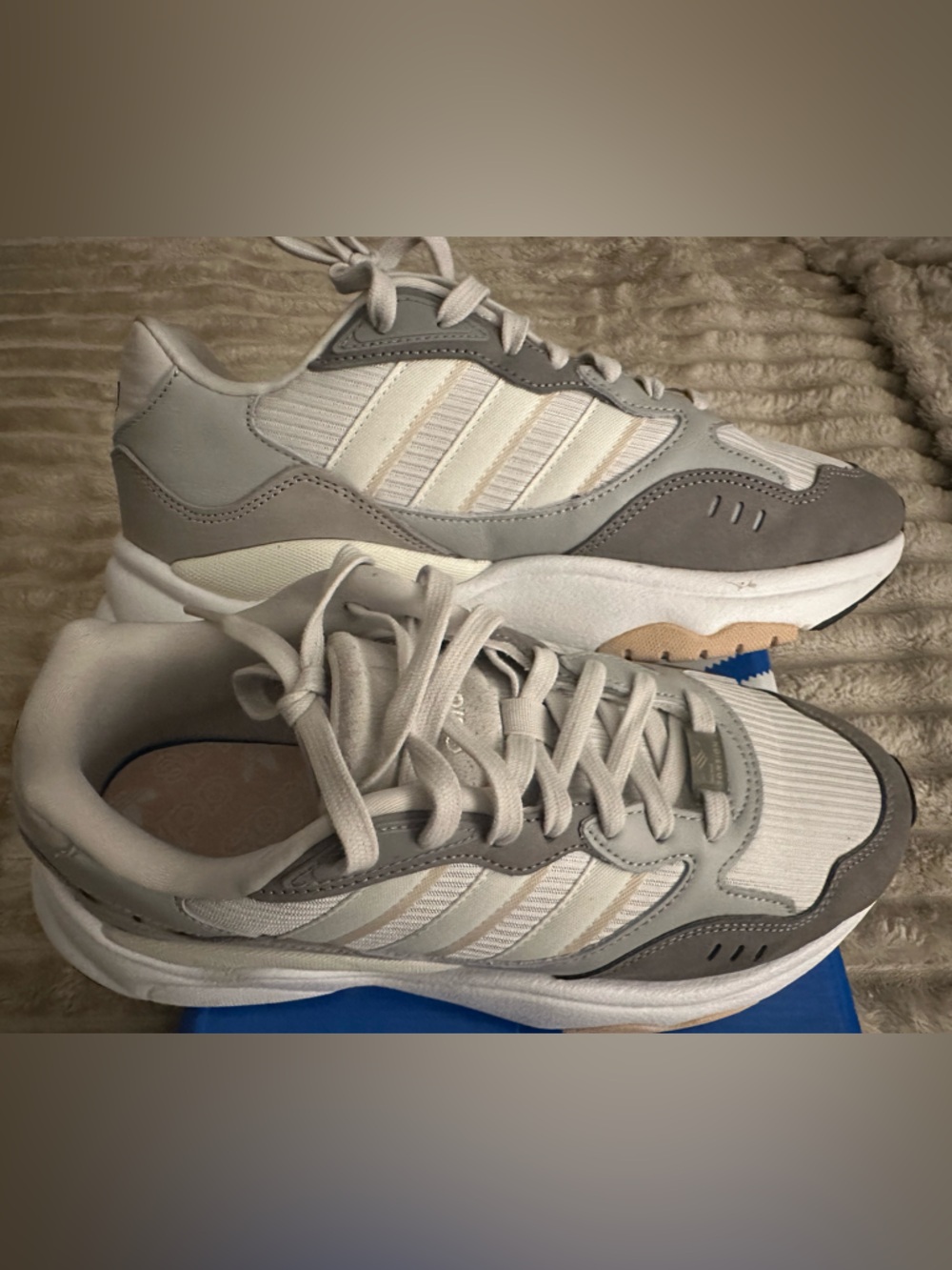 Women’s Like New Adidas Retropy Light Gray and Cream Sneakers Size 10